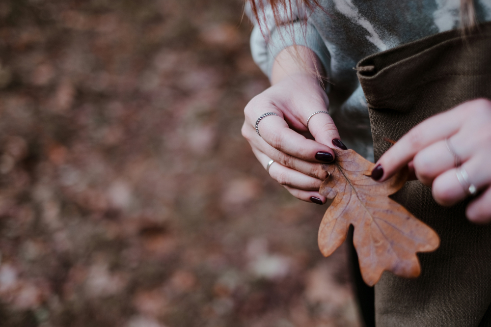 A collection of fall jewelry trends including chunky chains, warm-toned gemstones, and layered necklaces styled with autumn outfits.